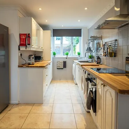 Holiday home Bridge 3 Bedroom House With Reception Room, Office And Private Garden London