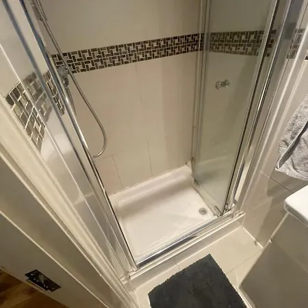 Holiday home Cheerful 3 Bedroom With Free Parking *