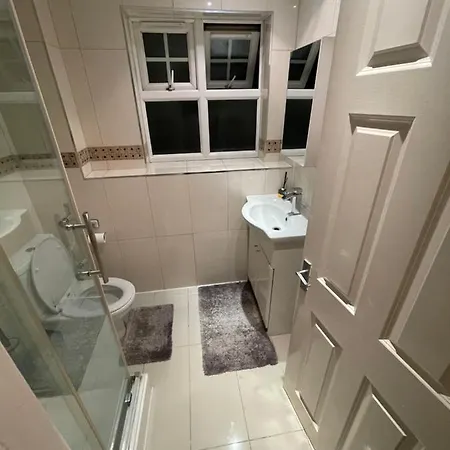 Cheerful 3 Bedroom With Free Parking Holiday home Harrow