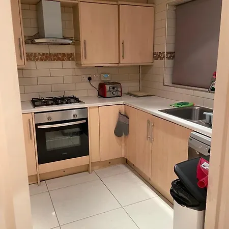 Cheerful 3 Bedroom With Free Parking Holiday home Harrow