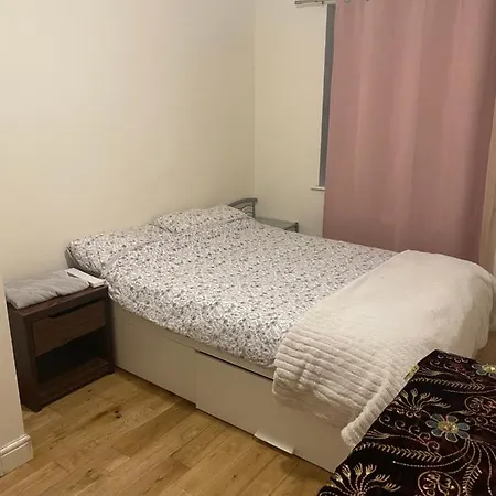 Cheerful 3 Bedroom With Free Parking