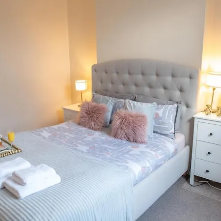 4 Bedroom Flat With High Speed Wi-fi In North Acton, Ealing, West شقة