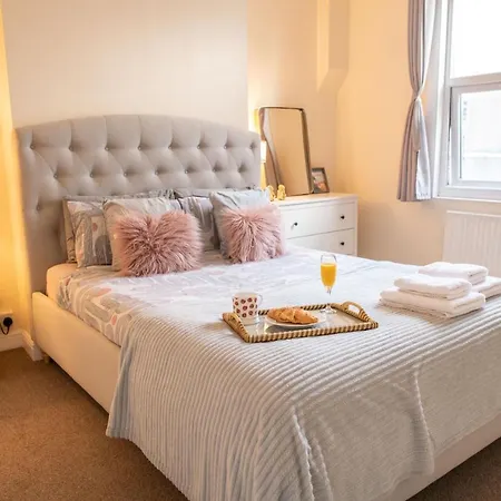 4 Bedroom Flat With High Speed Wi-fi In North Acton, Ealing, West * لندن