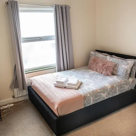 4 Bedroom Flat With High Speed Wi-fi In North Acton, Ealing, West *