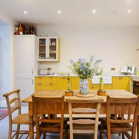 Veeve - Mellow Yellow By Holland Park * לונדון