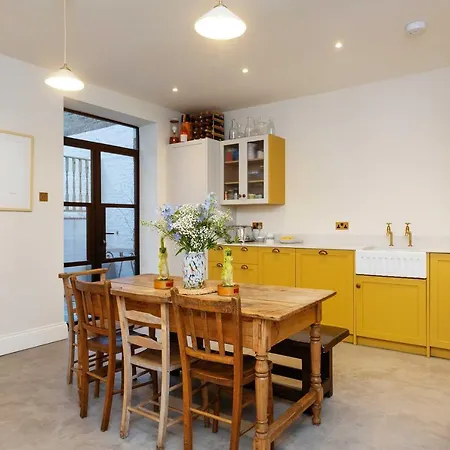 דירה Veeve - Mellow Yellow By Holland Park *
