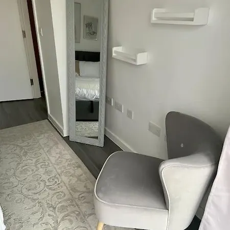 Modern 1-bedroom Close To City Airport Apartment