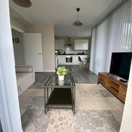 Modern 1-bedroom Close To City Airport