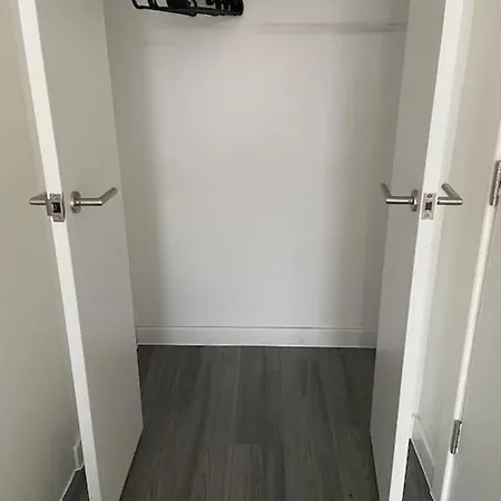 Apartment Modern 1-bedroom Close To City Airport *