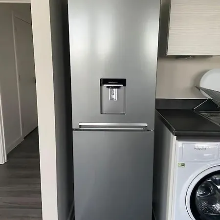 Modern 1-bedroom Close To City Airport Apartment