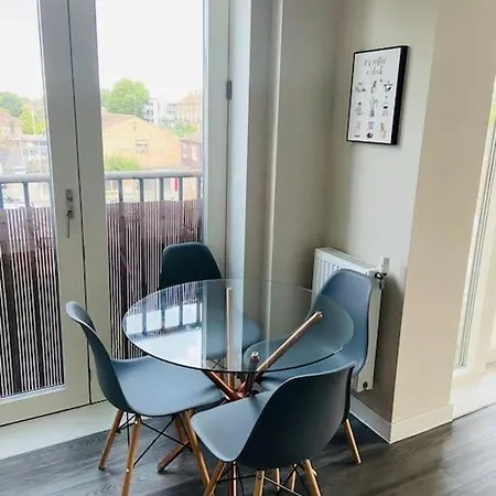 Apartment Modern 1-bedroom Close To City Airport *