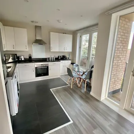Modern 1-bedroom Close To City Airport Apartment *