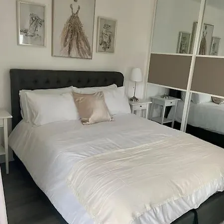 Modern 1-bedroom Close To City Airport Apartment London