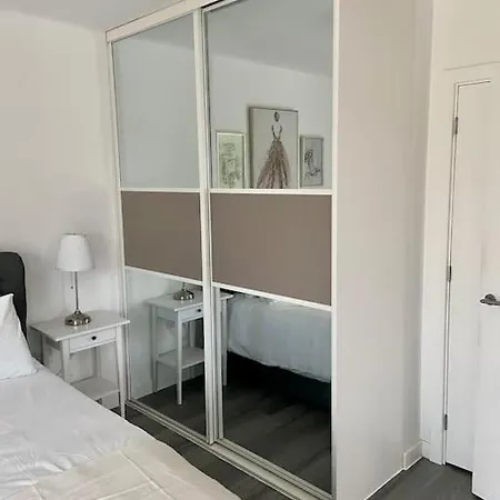 Modern 1-bedroom Close To City Airport Apartment