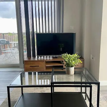 Modern 1-bedroom Close To City Airport Apartment *
