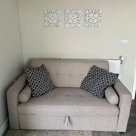 Apartment Modern 1-bedroom Close To City Airport