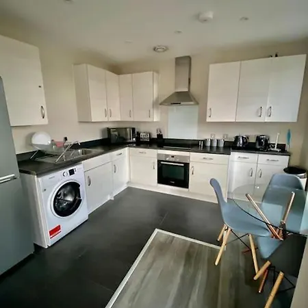 Modern 1-bedroom Close To City Airport Apartment *