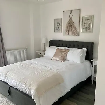 Modern 1-bedroom Close To City Airport Apartment London