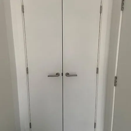 Modern 1-bedroom Close To City Airport *