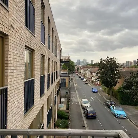 Modern 1-bedroom Close To City Airport Apartment