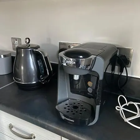 Modern 1-bedroom Close To City Airport *
