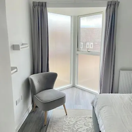 Apartment Modern 1-bedroom Close To City Airport