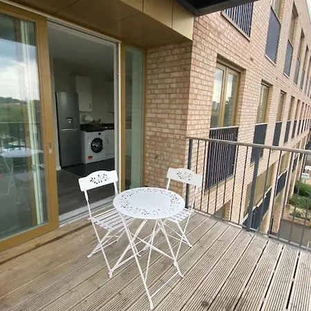 Modern 1-bedroom Close To City Airport London