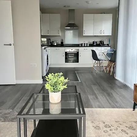 Modern 1-bedroom Close To City Airport Apartment *