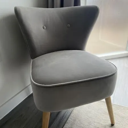 Modern 1-bedroom Close To City Airport