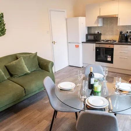 شقة 4 Bedroom Flat With High Speed Wi-fi In North Acton, Ealing, West *