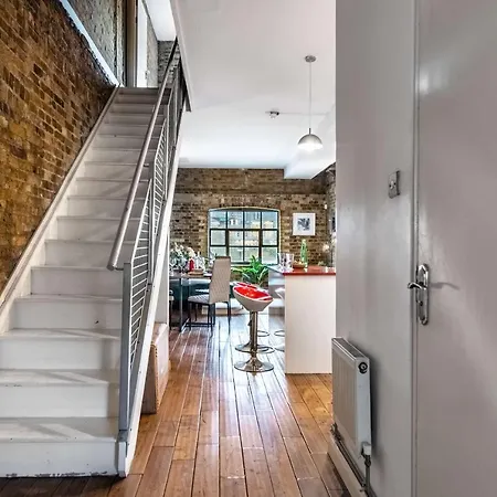 Livestay-fabulous Three Bed Warehouse Conversion Apartment London