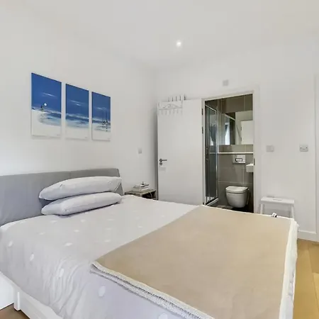 Luxury 2 Bed 2 Bath With Balcony New Build *south London* * لندن