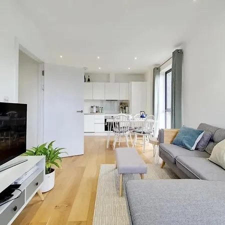 Luxury 2 Bed 2 Bath With Balcony New Build *south London* شقة