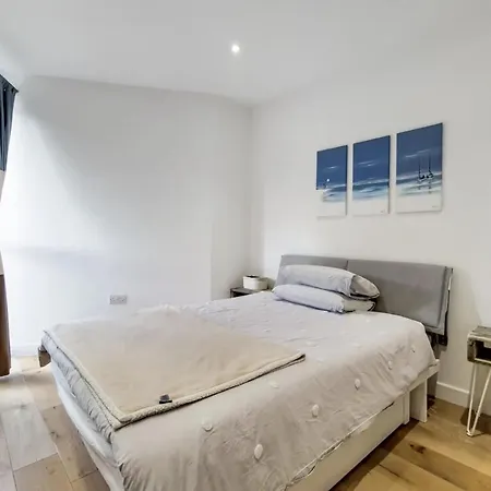 Luxury 2 Bed 2 Bath With Balcony New Build *south London* شقة *