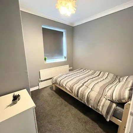 Aprt 10mins Walk From The Shard!
