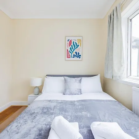 2 Bedroom House By Av Stays Short Lets Croydon With Free Wi-fi Сasa de vacaciones *
