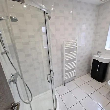 Large Double In Ilford, Close To Train Station & Shops, Free Parking *