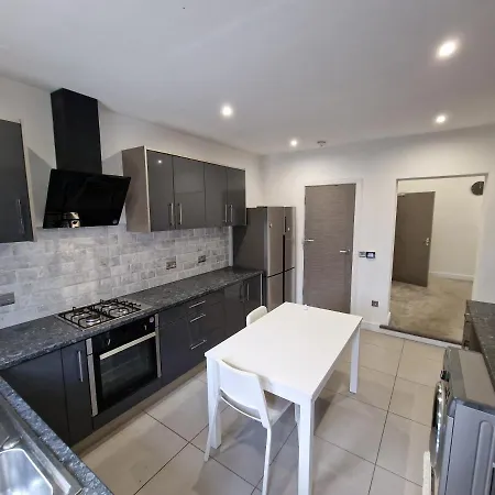 Large Double In Ilford, Close To Train Station & Shops, Free Parking * Ilford