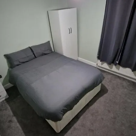 Large Double In Ilford, Close To Train Station & Shops, Free Parking * Ilford