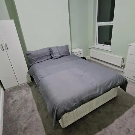 Guest house Large Double In Ilford, Close To Train Station & Shops, Free Parking