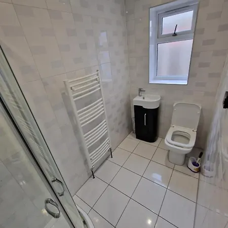 Large Double In Ilford, Close To Train Station & Shops, Free Parking * Ilford