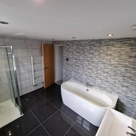Large Double In Ilford, Close To Train Station & Shops, Free Parking