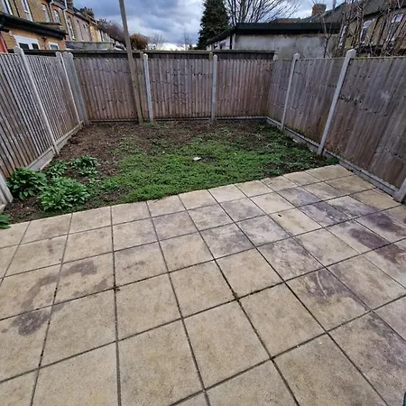 Large Double In Ilford, Close To Train Station & Shops, Free Parking Guest house Ilford