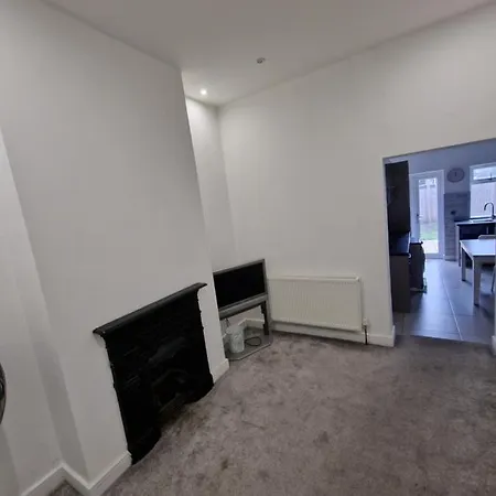 Large Double In Ilford, Close To Train Station & Shops, Free Parking *