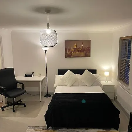 Stunning Studio Flat - Free Parking - 3 Min From Sutton Station Sutton (Greater London)