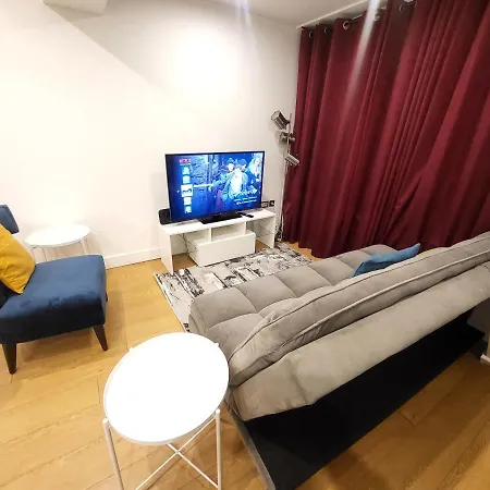 Garland Centre Apartment, Crayford-dartford Apartment