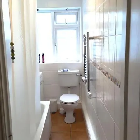 2 Bed Flat Near Station With Parking&comgarden *