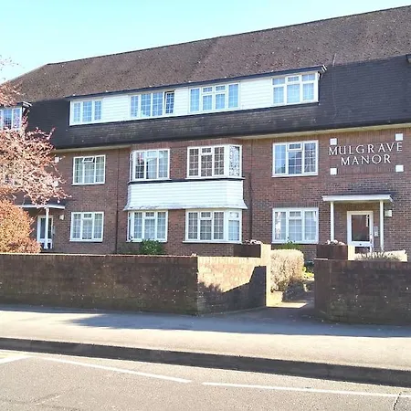 2 Bed Flat Near Station With Parking&comgarden
