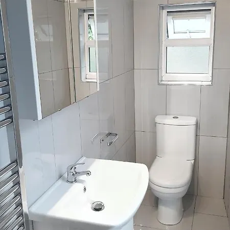 Luxurious House Near Excel- Air Conditioning, 9 Beds, 2 Baths, Garden, Fast Wifi Londýn