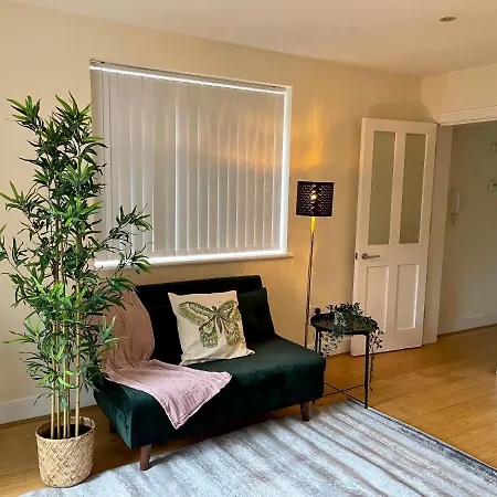 Mapesbury Dell Apartman London